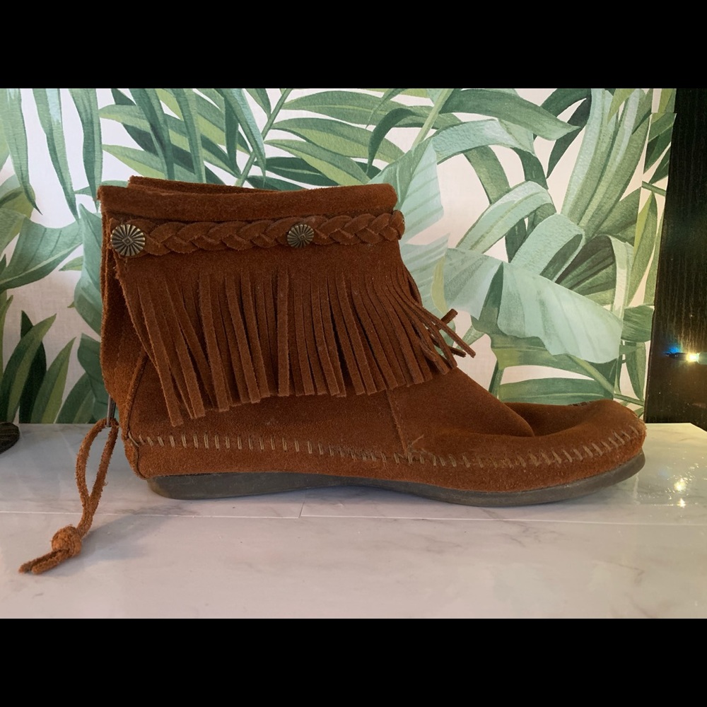 Minnetonka moccasin fringe booties size 7.5